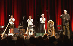 Alphornsound trifft bayerische Satire: Gerhard Polt (rechts) mit den Well-Brüdern im Theaterhaus.