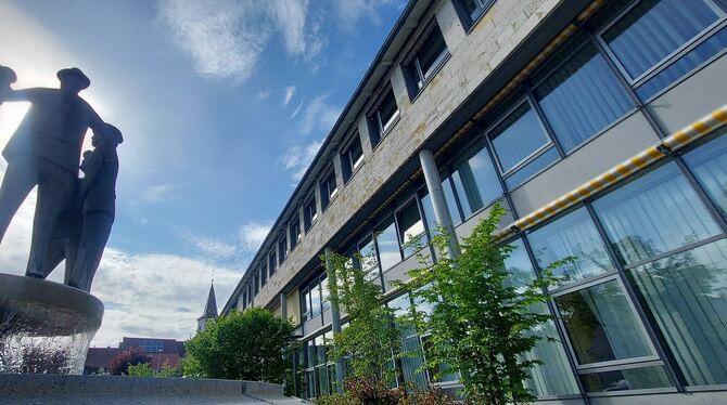 Rathaus Undingen Das Rathaus samt Brunnen in Sonnenbühl-Undingen: Hier entscheidet der Gemeinderat, in welche Projekte die Gemeinde in diesem Jah