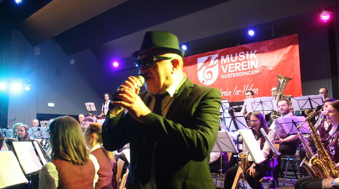 Musikverein Kusterdingen Klaus Holocher trat als Elwood Blues auf.