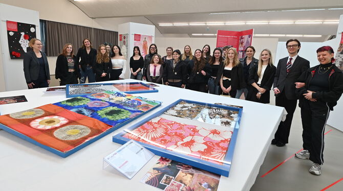 Modeschüler aus Metzingen präsentieren ihre von Pausa-Blumenstoffen (vorne)  inspirierten Kleiderentwürfe.