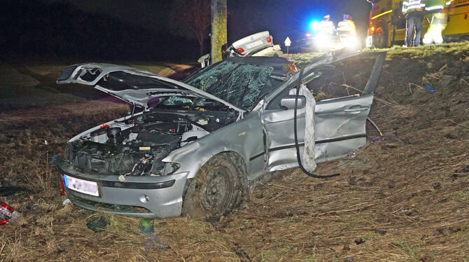 alb unfall eng Der Pkw wurde beim Aufprall auf einen Baum in zwei Teile gerissen.