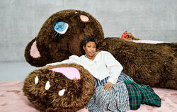 Die Künstlerin und das Riesenplüschtier: Precious Okoyomon mit einem ihrer Werke im Kunsthaus Bregenz.
