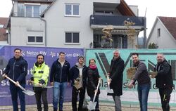 Mit dem symbolischen Spatenstich für das 20-Millionen-Euro-Projekt Glasfaserausbau in Grafenberg am Dienstag auf dem Lammareal s