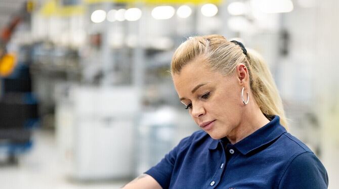 Autozulieferer Eine Mitarbeiterin des Geschäftsbereichs Elektromobilität von Elring Klinger prüft am Standort Neuffen ein Zellkontaktiersystem.