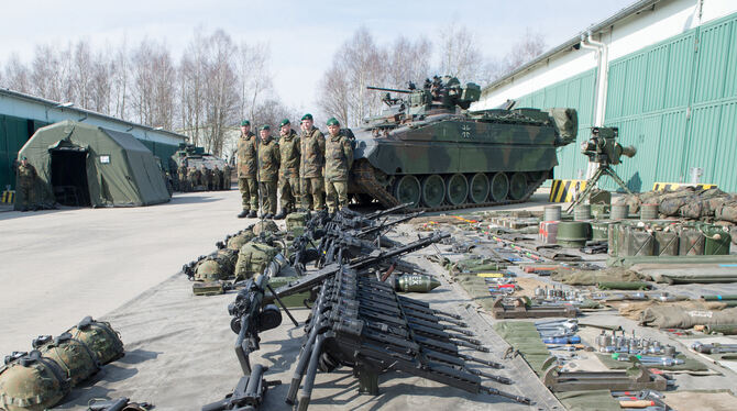 SPD, CDU, CSU, lsn, san Soldaten des Panzergrenadierbataillons 371 zeigen ihre Ausrüstung vor einem Schützenpanzer Marder. Die Industrie- und Handelskam