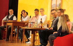 Die sechs Mitglieder von Huggendubbel's Komede (von links: Matthias Gaiser, Ramona Denk, Holger Schmid, Ute Ostertag, Bernd Reeb
