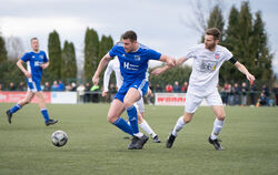 Die Spieler des TSV Gomaringen um Patrick Junger (rechts) überraschen das Genkinger Team von Louis Elser und Co.  FOTO: SCHANZ