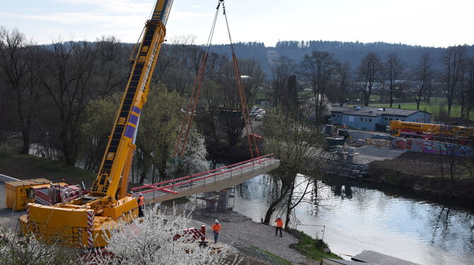 Brückenschlag über den Neckar: Die Einzelteile der Lustnauer Rad- und Fußgängerbrücke werden eingehoben.