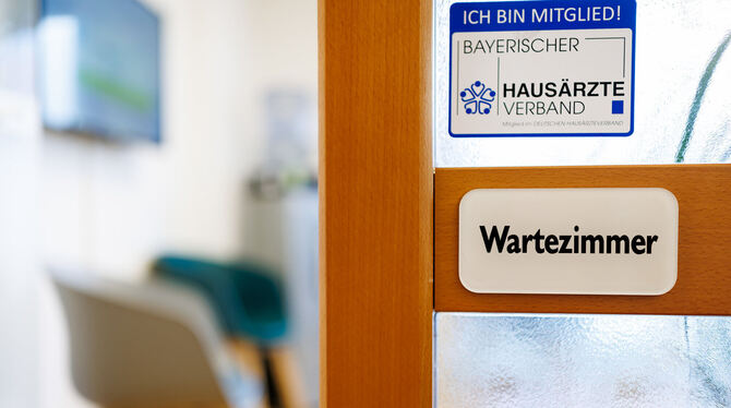 bay, lby, Medizin, Gesundheit, Gesundheit, Ärzte Viele Patienten klagen über lange Wartezeiten beim Arzt. Andere Patienten tragen daran aber auch Mitschuld, weil sie zu spät ode