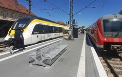 Ein Regionalzug der Linie MEX 18 der SWEG Bahn Stuttgart (links) und eine Regionalbahn der Linie RB 63 der DB Regio begegnen sic
