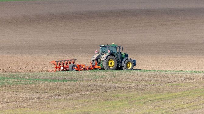 Traktor, Ernte, Feld, Acker, Flurneuordnung, Symbolbild Die Gemeinde Pfronstetten erhält 1,3 Millionen Euro für die Flurneuordnung.