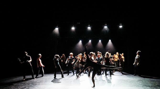»Tanzt!« mit Profitänzern und Bürgern im Reutlinger Theater Die Tonne.