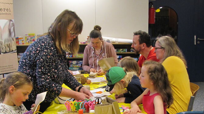 Ganz konzentriert bei der Sache waren die Kinder bei der »Nacht der Bibliotheken« in der Mediothek in Pliezhausen.