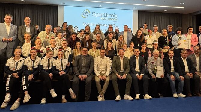 Gruppenbild mit den Verantwortlichen des Sportkreises Reutlingen: Die Geehrten bei der Sportlerwahl im Sparkassen-Forum Metzinge