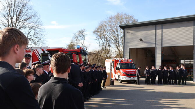 Fahrzeugübergabe Freiwillige Feuerwehr Münsingen Die Abteilung Stadtmitte (im Vordergrund) und die Abteilung Trailfingen der Freiwilligen Feuerwehr Münsingen erfreuen sich an de