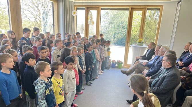 Auftritt bei der offiziellen Einweihnungsfeier: Die Schüler und Schülerinnen der Friedrich-Silcher-Schule in Sickenhausen.