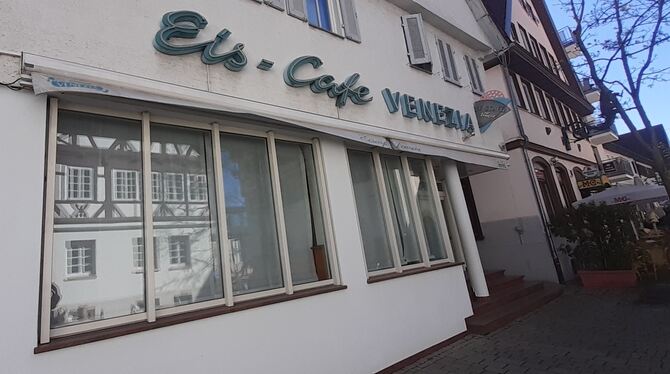 Eiscafé Venezia geschlossen Vorhänge zu, keine Info-Schilder, keine Zukunft mehr: Das Eiscafé Venezia beim Metzinger Rathaus bleibt aus gesundheitlichen Grü