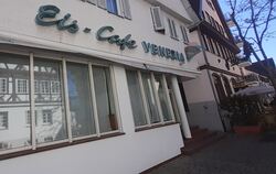 Vorhänge zu, keine Info-Schilder, keine Zukunft mehr: Das Eiscafé Venezia beim Metzinger Rathaus bleibt aus gesundheitlichen Grü