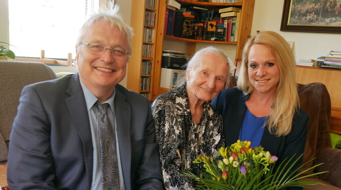 Marta Kunz (Mitte) bekam Blumen und viele Glückwünsche, überbracht vom ersten Reutlinger Bürgermeister Robert Hahn und Bezirksbü