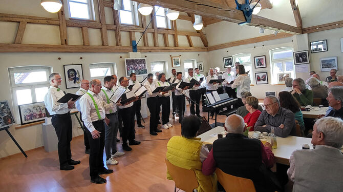 Musik und Kunst Hatmanntöne und Sängerrunde Hohenstein luden zu »Kaffee, Kuchen , Kunst und Chor« ein.