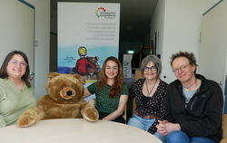 Bruno, der Bär, ist wichtig beim Ambulanten Kinder- und Jugendhospizdienst - noch wichtiger aber sind die Ehrenamtlichen wie Son
