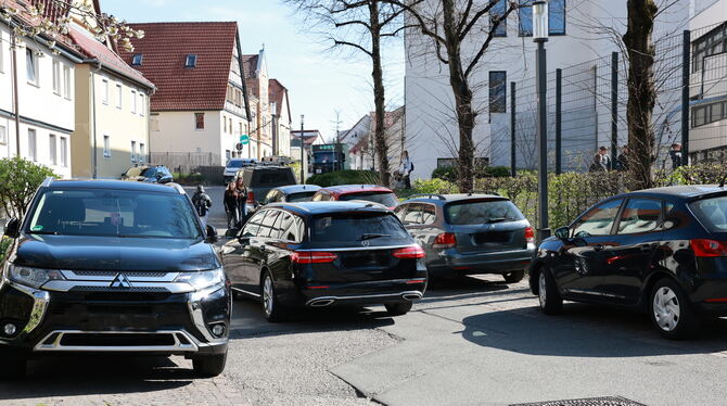 2025-04-09 Verkehr,Mobilität Pfullingen,Parken,Rad Freies Parken in der Schlossstraße. Engstelle vor der Wilhelm-Hauff-Realschule.