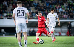 Jonas Meiser (am Ball) zieht ab. Sein Versuch bleibt aber erfolglos.