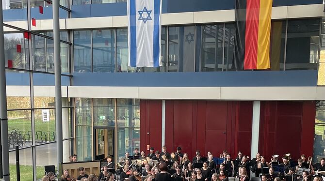 Hof HaCarmel Tübingen 82 junge Musiker begeisterten im Rahmen der Kreispartnerschaft ihr Publkium.