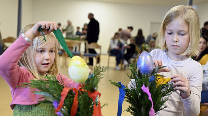Erstkommunion Leonie (links) durfte ihre große Schwester Emilia bei der Kommunionsvorbereitung in den vergangen Wochen begleiten.