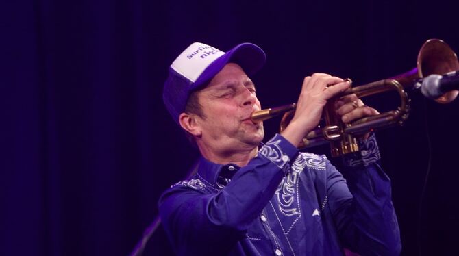 Der Ulmer Trompeter Joo Kraus unterhält im franz.K mit Cool- und Funkjazz.
