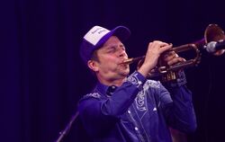 Der Ulmer Trompeter Joo Kraus unterhält im franz.K mit Cool- und Funkjazz.