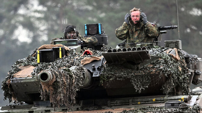Verteidigungsminister Boris Pistorius (SPD) fährt im Turm eines Leopard 2A6 mit.