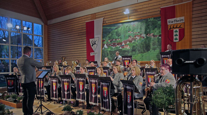 Bescherte den Gästen in der Föhrenberghalle ein tolles Wochenende mit Musik und mehr: Die Musikkapelle Rietheim.  FOTO: ZELLER-R