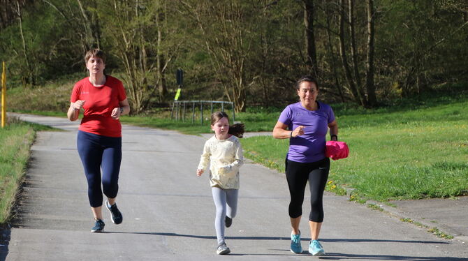 Geschafft: Ganz jung und etwas älter beim Zieleinlauf