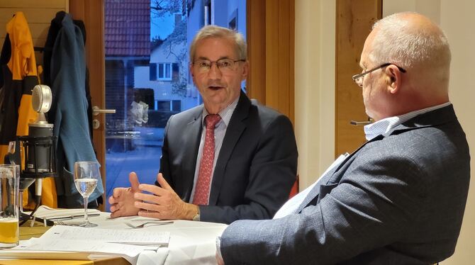 Matthias Platzeck (links) im Gespräch mit Journalist Joachim Kreibich. Matthias Platzeck (links) im Gespräch mit Journalist Joachim Kreibich.