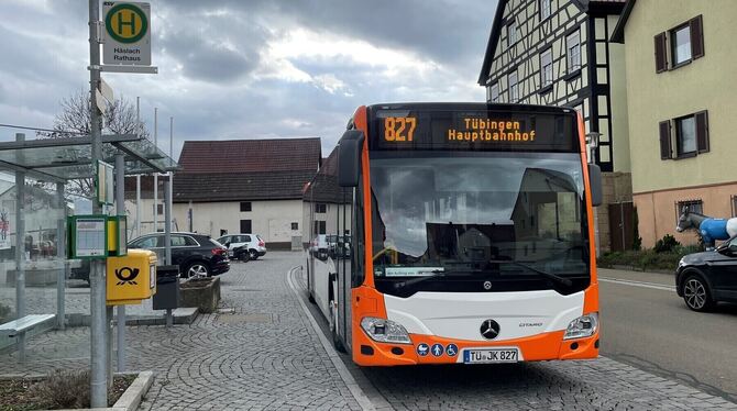 Bus Buslinie Häslach Rathaus Der Bus der Linie 827 hat die Endhaltestelle Häslach Rathaus erreicht. Nach einer kurzen Pause geht die Fahrt zurück zum Tübinge
