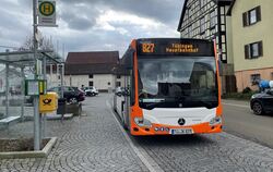 Der Bus der Linie 827 hat die Endhaltestelle Häslach Rathaus erreicht. Nach einer kurzen Pause geht die Fahrt zurück zum Tübinge