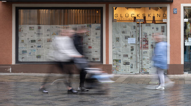 Seit mehreren Monaten schon sind Schaufenster und Türen des »Glückskind«-Ladens in der Reutlinger Fußgängerzone mit Zeitungspapi