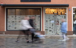 Seit mehreren Monaten schon sind Schaufenster und Türen des "Glückskind"-Ladens in der Reutlinger Fußgängerzone mit Zeitungspapi
