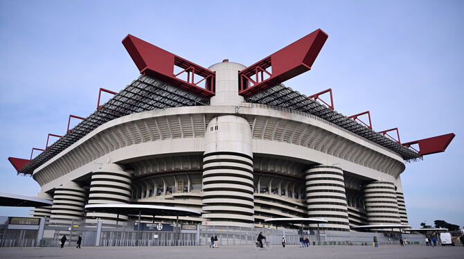 Ein Stadion, das einen förmlich erschlägt: Das Giuseppe Meazza Stadion in Mailand. Im Volksmund San Siro genannt. Berühmt durch Ein Stadion, das einen förmlich erschlägt: Das Giuseppe Meazza Stadion in Mailand. Im Volksmund San Siro genannt. Berühmt durch