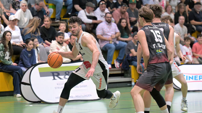 Die Reutlinger Regionalliga-Basketballer - links Rouven Hänig -  wollen sich gezielt auf die kommende Runde vorbereiten, um für