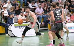 Die Reutlinger Regionalliga-Basketballer - links Rouven Hänig -  wollen sich gezielt auf die kommende Runde vorbereiten, um für 