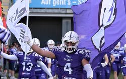 Der Defense-Kapitän: Abbidine Makhloufi beim Einlauf ins Kreuzeichestadion. FOTO: BAUR