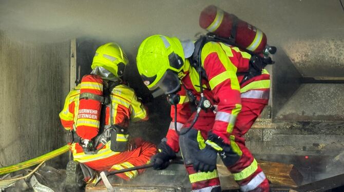 Die Enge in der Schießanlage des Metzinger Schützenvereins machte die Brandbekämpfung für die Feuerwehrleute schwierig.