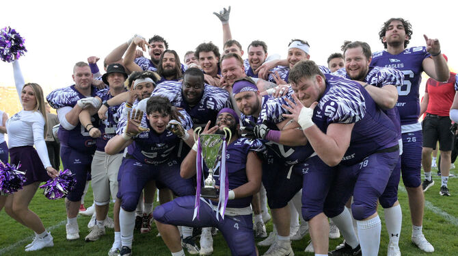 2025, 3. Liga, American Football, RL, Regionalliga Suedwest So sehen Sieger aus: Die Spieler der SSV Reutlingen 05 Eagles erhalten nach dem Heimsieg im Purple Bowl einen Wanderpokal, der s