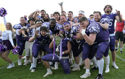 So sehen Sieger aus: Die Spieler der SSV Reutlingen 05 Eagles erhalten nach dem Heimsieg im Purple Bowl einen Wanderpokal, der s