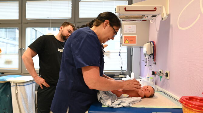 Kinderklinik Mama und Papa sind glücklich, denn ihrem Sohn geht's formidabel: Oberärztin Birgit Jungk bei einer U2 Grunduntersuchung, die dre