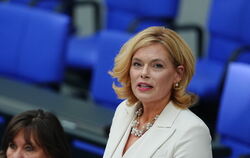 Julia Klöckner (CDU), Bundestagspräsidentin, spricht nach ihrer Wahl erstmals in ihrem neuen Amt bei der konstituierenden Sitzun