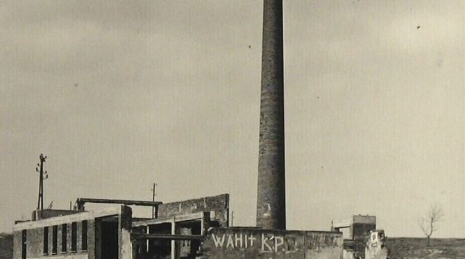 Ein zerstörtes Schieferwerk in der Reutlinger Straße in Metzingen.  FOTO: STADTARCHIV