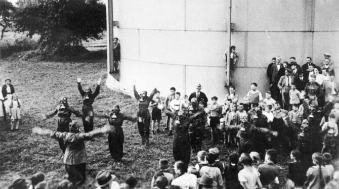 Die Szene der Metzinger Übung mit Gasmasken vermittelt die beklemmende Situation. FOTO: PRIVAT